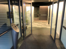 オフィスビル出入口