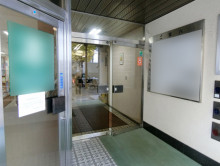 オフィスビル出入り口