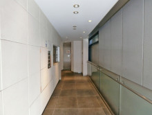 エレベーターまでのア