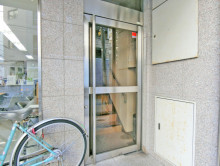 オフィスビル出入口