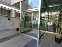 オフィスビル出入り口