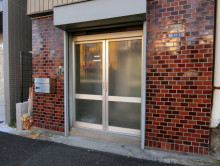 オフィスビル出入り口