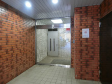 オフィスビル出入り口