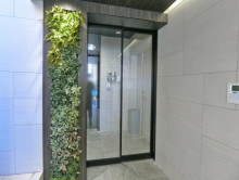 オフィスビル出入り口