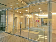 オフィスビル出入口