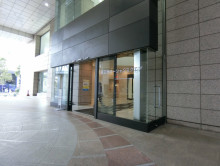 オフィスビル出入り口