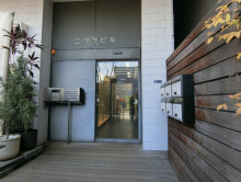 オフィスビル出入り口