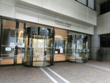 オフィスビル出入口