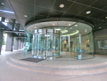 オフィスビル出入り口