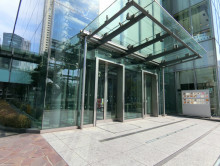 オフィスビル出入り口