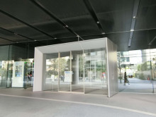 オフィスビル出入口