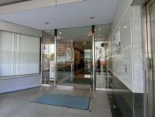 オフィスビル出入り口