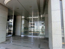 オフィスビル出入り口