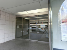 オフィスビル出入口