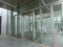 オフィスビル出入口