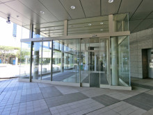 オフィスビル出入口