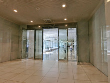 オフィスビル出入口