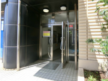 オフィスビル出入り口