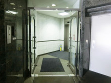 オフィスビル出入口