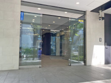 オフィスビル出入り口