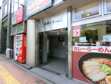 オフィスビル出入り口