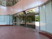 オフィスビル出入り口