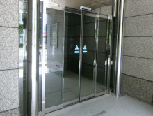 オフィスビル出入口