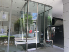 オフィスビル出入口