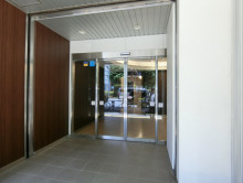 オフィスビル出入り口