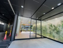 オフィスビル出入口