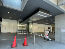 オフィスビル出入口