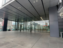 オフィスビル出入り口