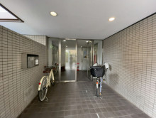 オフィスビル出入り口