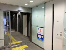 オフィスビル出入口