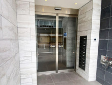 オフィスビル出入口