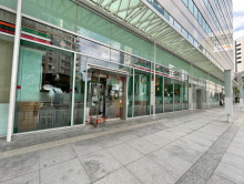 1階のサイゼリヤ 横