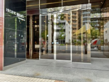 オフィスビル出入口