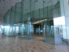 オフィスビル出入口