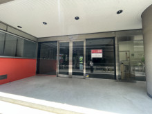 オフィスビル出入り口