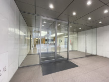 オフィスビル出入口