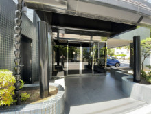 オフィスビル出入り口