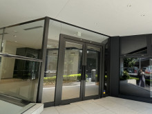 オフィスビル出入口