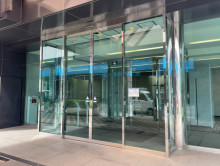 オフィスビル出入口