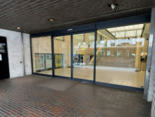 オフィスビル出入口