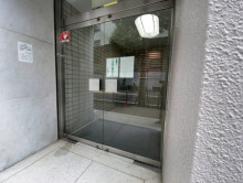 オフィスビル出入口