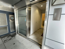 オフィスビル出入口