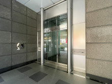 オフィスビル出入口