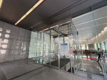 オフィスビル出入口