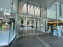 オフィスビル出入口