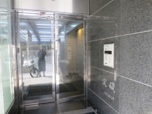 オフィスビル出入口